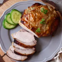 Pieczona szynka wieprzowa z glazurą z musztardy i miodu, podana z plasterkami ogórka. Idealna na obiad!