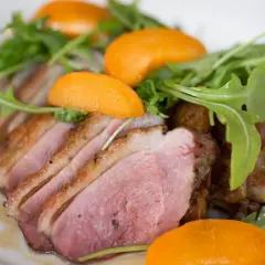 Dlaczego chude mięso z kaczki uchodzi za tuczące? Prawdy i mity o kaloriach. Aromatyczne, soczyste plastry kaczki z rukolą i pomarańczą.
