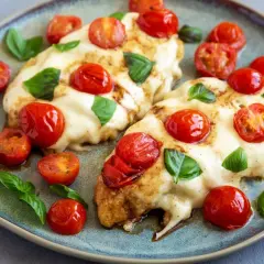 Kurczak caprese z mozzarellą i pomidorami – ekspresowe danie z jednej patelni. Pyszny, zapieczony kurczak z ciągnącym serem, pomidorkami i bazylią.
