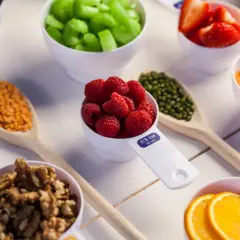 Malutkie porcje malin, borówek, pomarańczy, orzechów i innych składników. Czy przyprawy mają kalorie i czy trzeba je wliczać w dietę redukcyjną?