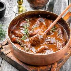 Gulasz w miedzianym rondlu. Dowiedz się, dlaczego mięso podczas duszenia staje się gumowate i jak uratować potrawę.