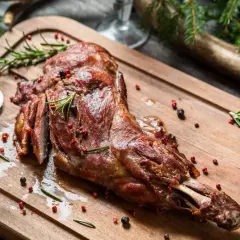Jak upiec udziec z sarny, aby był soczysty i aromatyczny?