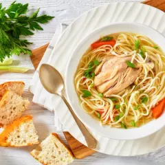 Jak zrobić rosół z udka kurczaka, by zachwycić smakiem i aromatem