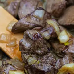 Jak długo moczyć wątróbkę w mleku, aby poprawić jej smak?