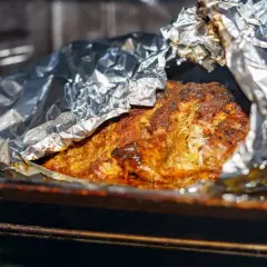 Soczyste mięso pieczone w folii aluminiowej. Czy błyszcząca strona ma znaczenie? W tym przypadku, wygląda na to, że jest idealnie upieczone!