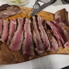 Idealna temperatura wewnętrzna steka wołowego medium rare. Soczyste, różowe wnętrze i chrupiąca skórka.