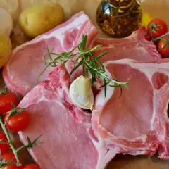 Jak rozpoznać naszprycowane wodą mięso w sklepie? Spójrz na te soczyste kotlety, ziemniaki, pomidorki, czosnek i cebulę.