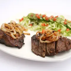 Jaką surówkę do wątróbki drobiowej wybrać, aby zachwycić smakiem?