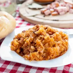 Pyszny bigos na talerzu. Przyprawy do bigosu krok po kroku w jakiej kolejności dodawać je do kapusty, by uzyskać idealny smak.