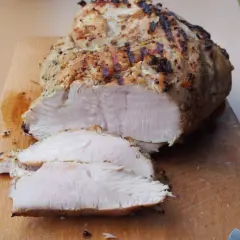 Idealnie krucha pierś z indyka sous vide, z przypieczoną skórką, pokrojona na desce. Dokładny czas i temperatura dla tej soczystości to sekret.