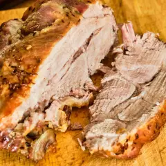 Soczysta pieczeń z karkówki, idealna temperatura wewnętrzna dla maksymalnej soczystości, z chrupiącą skórką i przyprawami.