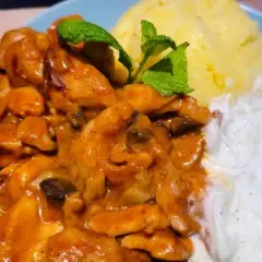 Gulasz wieprzowo-drobiowy z pieczarkami - prosty przepis na obiad