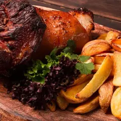 Jak podgrzać golonkę z Biedronki w piekarniku, by była soczysta?