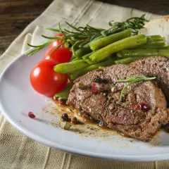 Jak przygotować stek z jagnięciny, aby był soczysty i aromatyczny