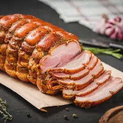 Aromatyczne, domowe wędzenie mięsa w garnku na kuchence gazowej krok po kroku. Pokrojony w plastry, wędzony boczek z przyprawami.