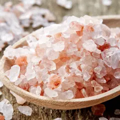 Łyżka pełna różowej soli himalajskiej. Jej kolor to faktycznie więcej minerałów niż w soli morskiej.