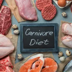 Dieta carnivore: efekty jedzenia samej wołowiny przez miesiąc. Na zdjęciu różnorodne mięsa, ryby, jaja i tabliczka z napisem "Carnivore Diet".