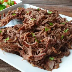 Szarpana wołowina z wolnowaru, przepis bez dodatku coli. Mięso jest soczyste i delikatne, idealne na obiad.