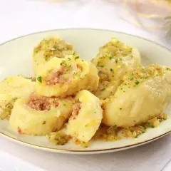 Jak przygotować pyzy z szarpaną wieprzowiną w prosty sposób?