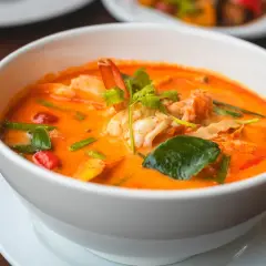 Aromatyczne curry z krewetkami, z liśćmi limonki kaffir. Czym zastąpić liść kaffiru w azjatyckich curry?