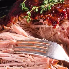 Aromatyczna, pieczona wieprzowina z ziołami. Dowiedz się, dlaczego surowa wieprzowina ma specyficzny zapach knura i jak go usunąć.