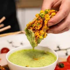 Szarpany kurczak z wolnowaru, idealny do meksykańskich tacos i tortilli, zanurzany w zielonym sosie.