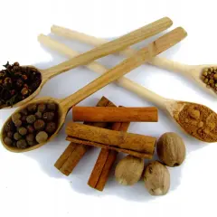 Domowa przyprawa do piernika bez mąki i cukru: goździki, ziele angielskie, cynamon, gałka muszkatołowa, kolendra i mielony imbir. Tradycyjne proporcje dla idealnego aromatu.