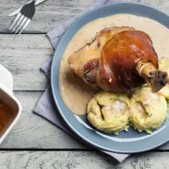 Jak zapeklować golonkę do pieczenia, by była soczysta i aromatyczna