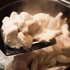 Mięso pieczone w naczyniu żaroodpornym puszcza białą pianę, bo białka ścinają się pod wpływem ciepła.