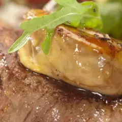 Polędwica wołowa z pieprzem zielonym, klasyczny przepis restauracyjny. Soczysty stek z pieczarką i rukolą.