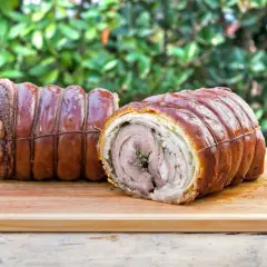 Rolowana porchetta z boczku, idealna do domowego obiadu. Poznaj, jak zrobić prawdziwą włoską porchettę z boczku rolowanego w domu.