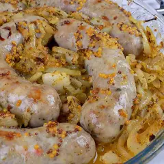 Jak upiec kiełbasę w piekarniku z cebulą, aby była soczysta i aromatyczna
