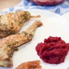 Pieczone mięso z królika, idealne do rozszerzania diety niemowlaka ze względu na swoje właściwości hipoalergiczne. Podane z purée z buraków.