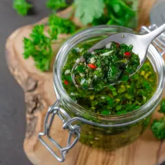 Jak zrobić autentyczną argentyńską marynatę chimichurri do wołowiny? Świeża, zielona marynata z pietruszki, czosnku i chili w słoiku.