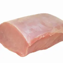Surowy kawałek schabu wieprzowego na białym tle.