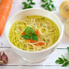 Jakie przyprawy dodaje się do rosołu, aby uzyskać wyjątkowy smak?