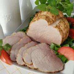 Domowa szynka ze schabu krok po kroku. Prosty przepis, który zachwyci każdego