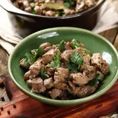 Jak przyrządzić jagnięcinę duszoną, aby zachwycić smakiem i aromatem