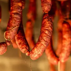 Jak długo wędzić kiełbasę, aby uzyskać idealny smak i aromat?