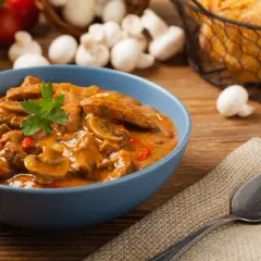 Zupa strogonow z wieprzowiny – prosty przepis na pyszne danie jednogarnkowe