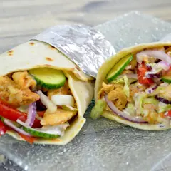 Ile kcal ma tortilla z kurczakiem i warzywami? Poznaj fakty!