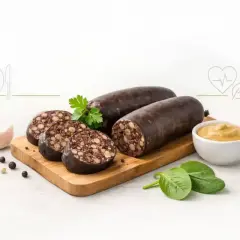 Kaszanka na desce z dodatkami: czosnek, musztarda, natka pietruszki, szpinak i pieprz.