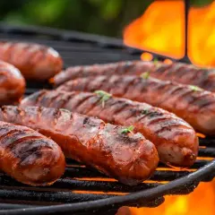 Jaka kiełbasa na ognisko? Wybierz najlepsze smaki na grilla