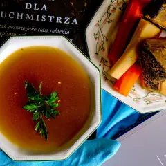 Głęboki umami bulion z pieczonych kości drobiowych, bez dodatku wołowiny, podany z warzywami i ziołami.