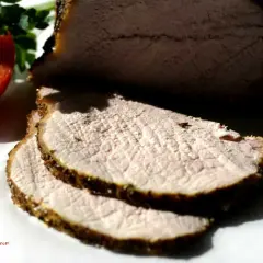 Pokrojony pieczony schab, pomidor i natka. Czy można ponownie zamrozić upieczony schab bez ryzyka zatrucia?