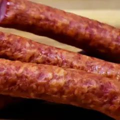 Kiełbasa zwyczajna kcal – ile kalorii ma popularna kiełbasa?