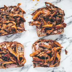 Wegańskie mięso z boczniaków na tostach, które smakuje jak szarpana wieprzowina. Idealne na szybki lunch.