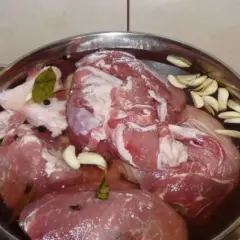 Tradycyjne peklowanie mokre wieprzowiny na wędzonki. Mięso w zalewie z czosnkiem, liściem laurowym i pieprzem, idealne proporcje soli.