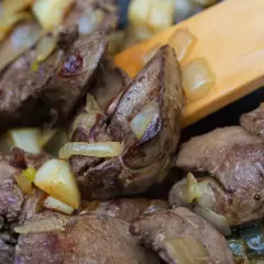 Jak smażyć wątróbkę żeby nie strzelała - sprawdzone sposoby na sukces