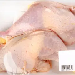 Surowe mięso drobiowe w opakowaniu. Pamiętaj, że w jakiej temperaturze ginie salmonella i campylobacter w mięsie drobiowym, by uniknąć zatrucia.